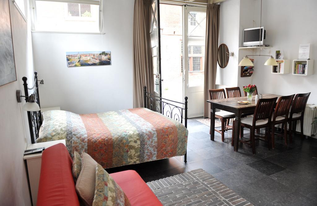 B&B Bed En Beschuit เลเดน ห้อง รูปภาพ